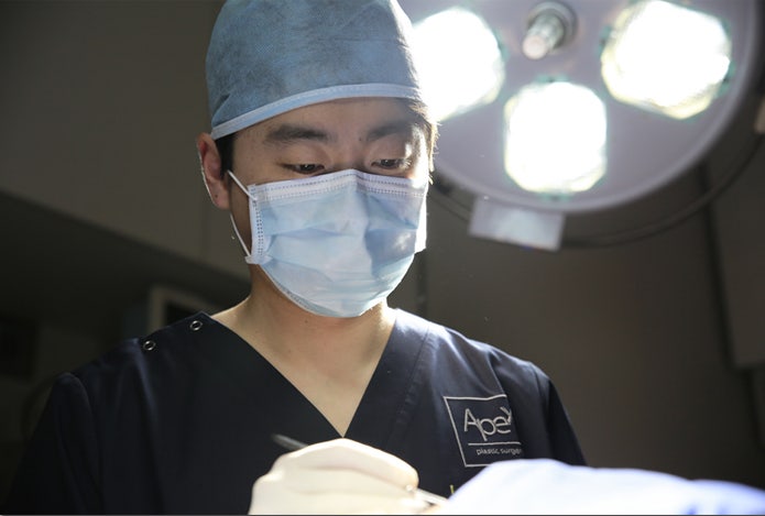 국내외 감동 후기를 보유한 ☆에이펙스성형외과 송현석 대표원장☆
